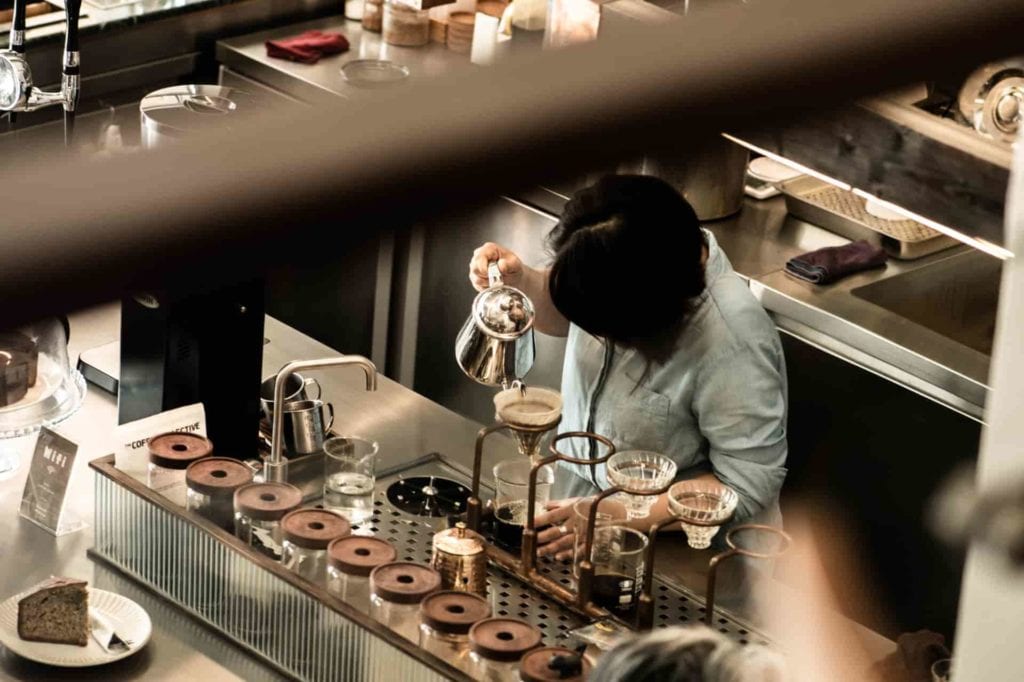 咖啡職人剪影攝於真心豆行苓雅總店